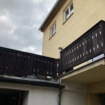 Jimramov – Instalace protisněhových zábran na části střechy budovy fary