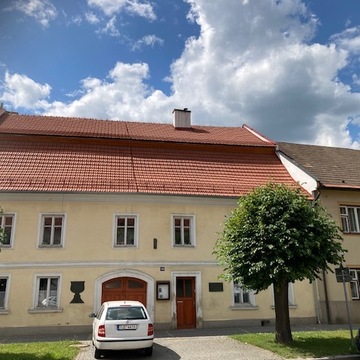 Jimramov – Instalace protisněhových zábran na části střechy budovy fary
